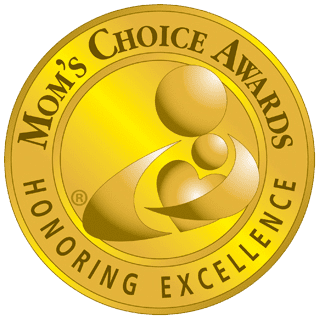 A gold medal with the words mom 's choice awards honoring excellence.